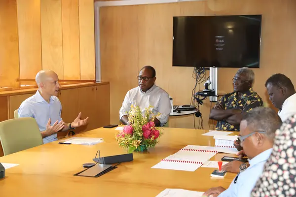 The contract signing was witnessed by Hon Manasseh Sogavare, Minister of Finance and Treasury, the Hon Manasseh Maelanga, Minister of Infrastructure Development and Acting Australian High Commissioner, Andrew Schloeffel.