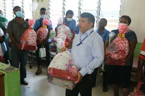 SIPA Chief Executive Officer, Mr. Eranda Kotelawala, presenting gifts to children at the hospital.