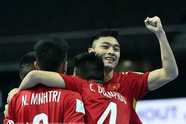 Historically, the Vietnamese futsal team faced the Solomon Islands futsal team at the 2017 Asian Indoor Games and won with a score of 2-1 thanks to goals from Phung Trong Luan and Pham.