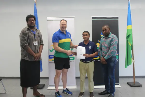 SINIS High – Performance Portfolio 1 Performance Manager Moses Aunama Jr and SINIS Executive Director Aaron Alsop congratulating SINPC President Nihal Seneviratne and Secretary General Casper Pule.