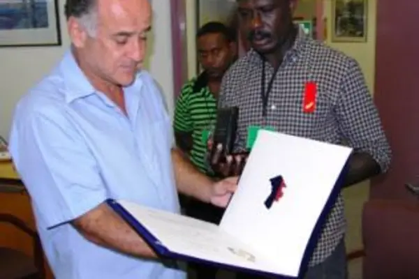 The Australian High Commissioner, Mr Frank Ingruber, presented Mr Boge with his Award in recognition of the brave conduct displayed by Mr Boge during the unrest in April 2006. 