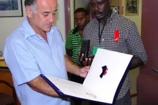 The Australian High Commissioner, Mr Frank Ingruber, presented Mr Boge with his Award in recognition of the brave conduct displayed by Mr Boge during the unrest in April 2006.