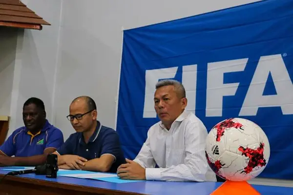 Signing the sponsorship is SIFF president William Lai, CEO Leonard Paia and JQY manager Yang Jian Qing.