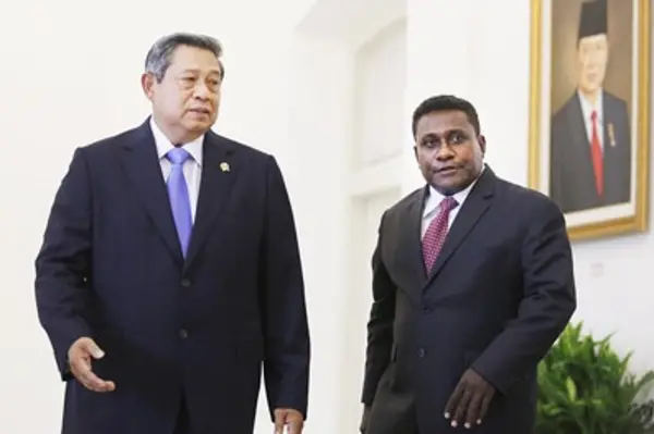 President Susilo Bambang Yudhoyono (left) guides Solomon Islands Prime Minister Gordon Darcy Lilo around Bogor State Palace in West Java on Monday. The two leaders held a bilateral meeting on Monday.