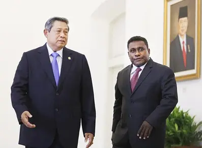 President Susilo Bambang Yudhoyono (left) guides Solomon Islands Prime Minister Gordon Darcy Lilo around Bogor State Palace in West Java on Monday. The two leaders held a bilateral meeting on Monday.
