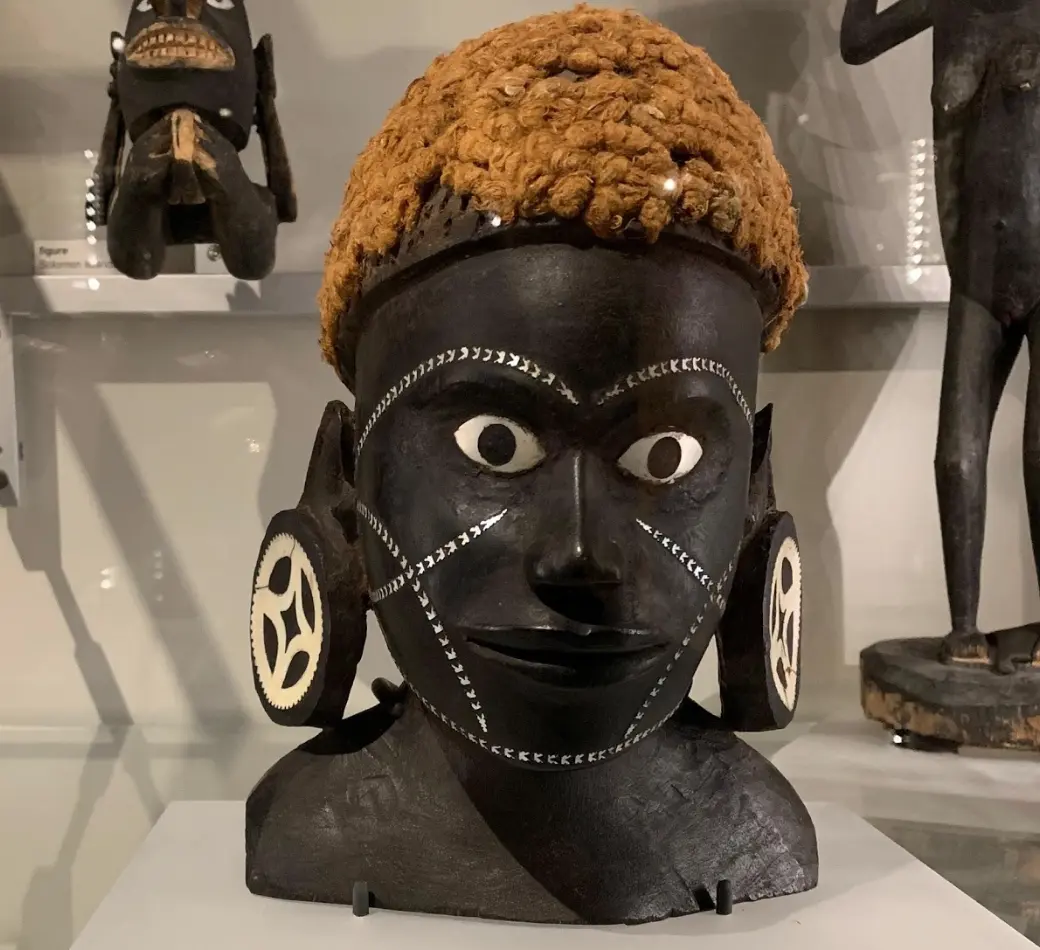 The black pigment is in sharp contrast to the vibrant colour of her hair and the silver markings on her face.