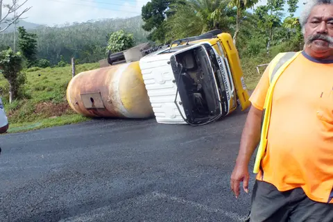 SAMOA: A truck driver at the scene of an accident went on to assault and threaten reporters. Police refused media requests for assistance. In a separate incident, an officer smashed a phone being used in a public place
 Photo : Samoa Observer / Nicola Hazelman-Siona
